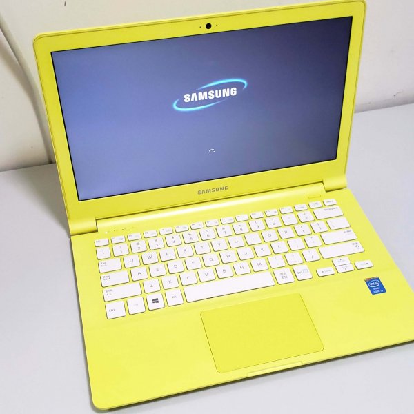Samsung ATIV NP910S3G 輕薄筆記型電腦 黃色 13.3" i3 第四代 4G Ram 128G 固態硬碟