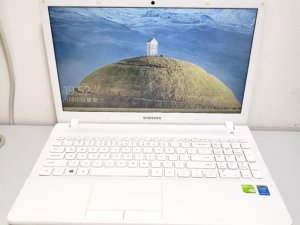 Samsung 15.6″ laptop i5-5200 /4G, 8G Ram /1000G,240G SSD/ 獨顯 極新淨