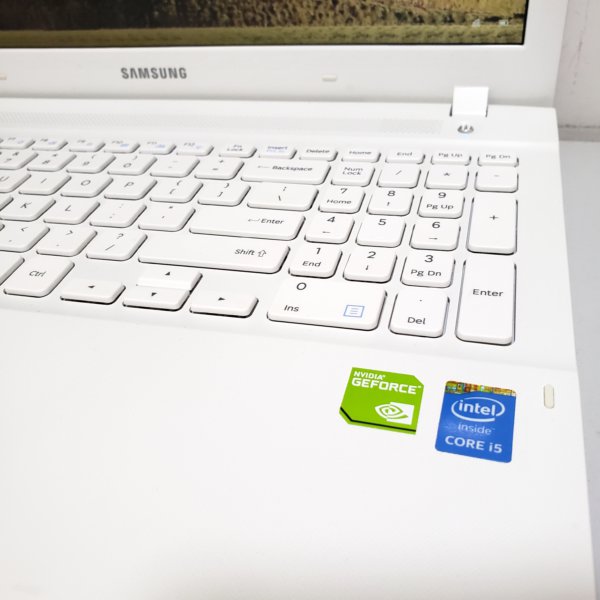 Samsung 15.6″ laptop i5-5200 /4G, 8G Ram /1000G,240G SSD/ 獨顯 極新淨