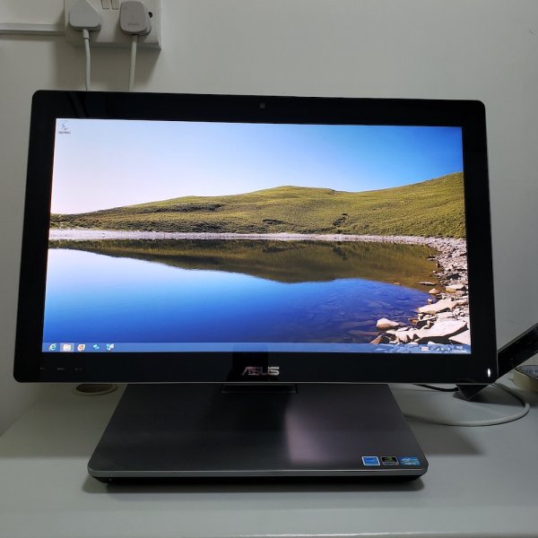 ASUS ET2300I All-in-One 23” 支援10點的多點觸控技術 (i5-3330+4G+1TB+獨顯GF 630 1G)